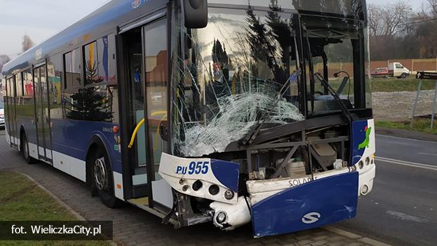 Autobus 301 zderzy si z samochodem na skrzyowaniu ul. Niepoomskiej i DK94