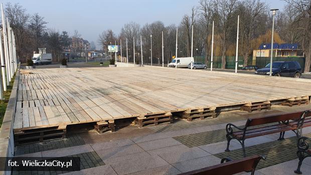 Za kilka dni otwarcie lodowiska przed Solnym Miastem