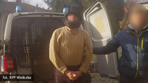 Wieliczka. 62-latek zabarykadowa si w domu i zaatakowa policjantw omem.