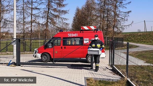 Wieliczka i powiat. Straacy dostarczaj ywno osobom potrzebujcym i przekazuj komunikaty mieszkacom.