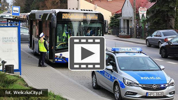 Wielicka policja kontroluje rodki komunikacji i przekazuje komunikaty mieszkacom [wideo]