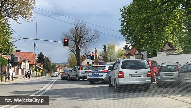 Wieliczka. Wjecha na skrzyowanie na czerwonym wietle – uderzy w niego inny samochd.