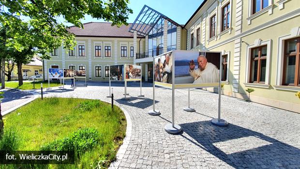 Przed Wielicką Mediateką można oglądać wystawę z okazji 100. rocznicy urodzin Jana Pawła II