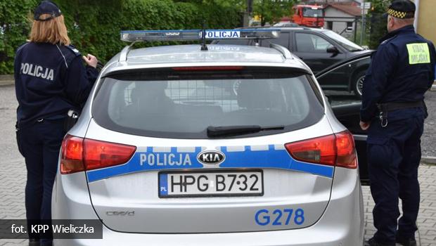 Wieliczka. Podczas wsplnego patrolu policjant oraz stranik miejski zatrzymali sprawc uszkodzenia pojazdu.
