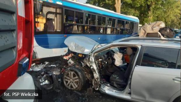 Samochód osobowy zderzył się w Wieliczce z autobusem MPK
