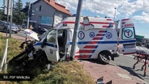 Karetka na sygnale zderzya si na skrzyowaniu z samochodem osobowym. Pacjent w cikim stanie zabrany do szpitala migowcem LPR.