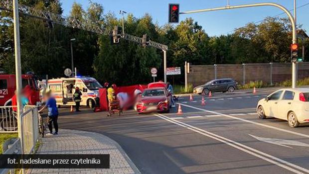 [Z OSTATNIEJ CHWILI] Wypadek z udziałem motocyklisty na skrzyżowaniu DK94 i ul. Klasztornej – omijajcie to miejsce