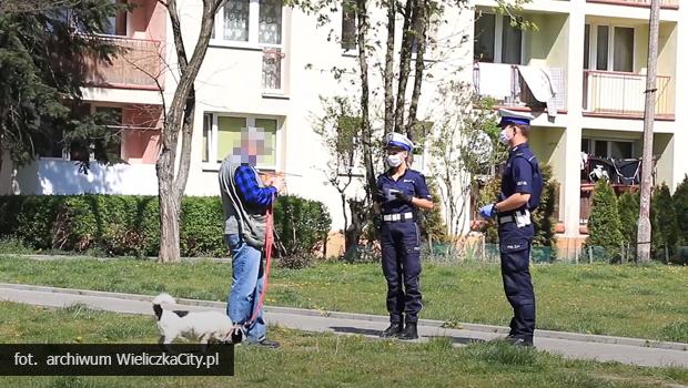 Posypay si mandaty. Tylko w weekend w powiecie wielickim policjanci wystawili ponad 30 mandatw za brak maseczki.