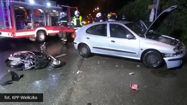 Wypadek z udziaem skutera w ledziejowicach. Pomocy poszkodowanej udziela lekarz, ktry przejeda w pobliu.
