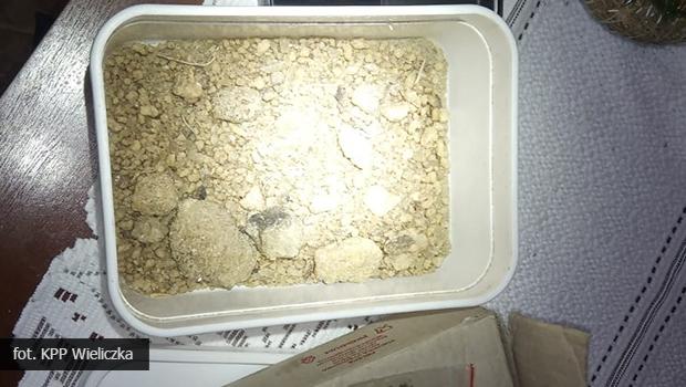 Gmina Wieliczka. Podczas przeszukania domu policjanci znaleli m.in. 300 g mefedronu.