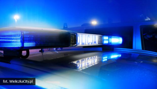 W jednym z bloków w Wieliczce policjanci zatrzymali 30-latka poszukiwanego trzema listami gończymi