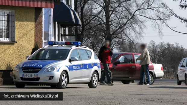 Niepoomice. Pijany 73-latek jecha zygzakiem, zosta zatrzymany przez innych kierowcw.