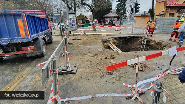 Ogromna dziura na ul. Goliana – ustalono przyczyn tego zdarzenia
