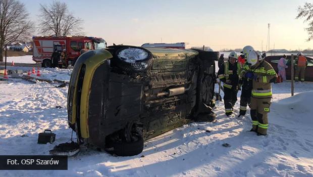 Samochd wypad z drogi i uderzy w ogrodzenie