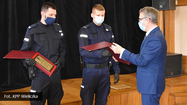 Burmistrz Artur Kozio podzikowa wielickim policjantom za uratowanie ludzi z poncego domu