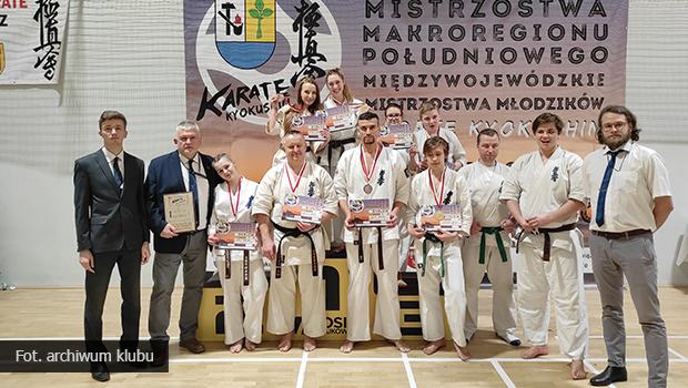 Historyczny wynik Wielickiego Klubu Karate Kyokushinkai na Mistrzostwach Makroregionu Poudniowego - 2 miejsce druynowo