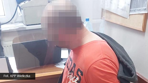 Dachowa w rowie, a nastpnie odszed, gdy natkn si na policjantw wyzywa ich i bi