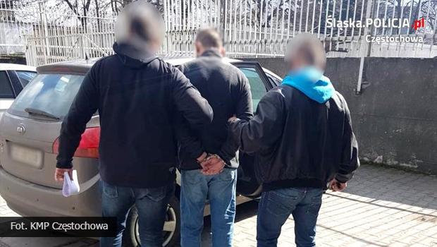 Rok znca si nad konkubin - bi j, wyzywa, rani noem i zgwaci. Zosta zatrzymany na terenie powiatu wielickiego.