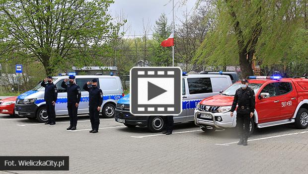 Policjanci oraz straacy z Wieliczki oddali hod policjantowi z Raciborza, ktry zgin na subie