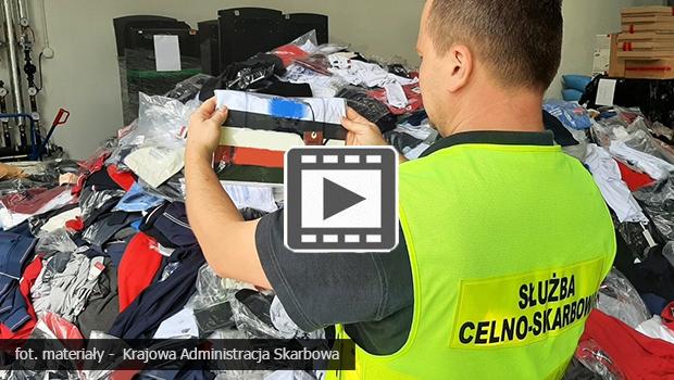 Podrobiona markowa odzież warta blisko 5 mln zł w magazynie koło Wieliczki – zobacz nagranie