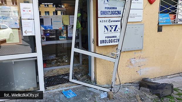 Ul. Szpunara. Pomyli gaz z hamulcem i wjecha w drzwi przychodni.