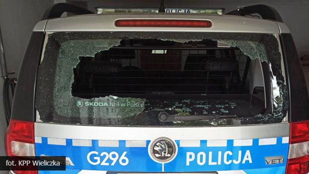 Wieliczka. Zdenerwowa si na interweniujcych policjantw i gow wybi szyb w radiowozie.