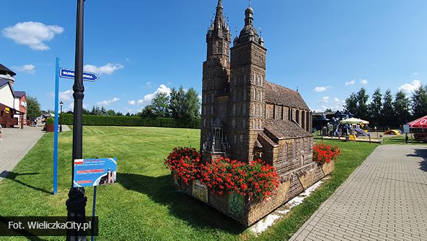 Replikę  Bazyliki Mariackiej w Krakowie – prezent dla Wieliczki można cały czas podziwiać w Parku Miniatur w Inwałdzie