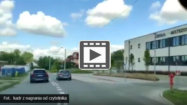 Wieliczka. Wyprzedzanie na podwjnej cigej, przed przejciem, a obok szkoa – zobacz nagranie.