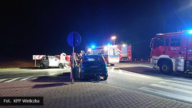 Wypadek miertelny w Wieliczce. Czoowo zderzyy si dwa samochody.