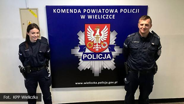 Ul. Dembowskiego. Wieliccy policjanci zauważyli zapłakanego 5-latka. Okazało się, że chłopiec zgubił się podczas wycieczki do Wieliczki.