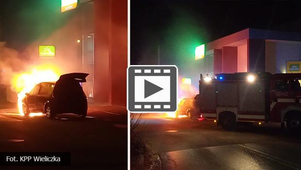 [Z OSTATNIEJ CHWILI] Płonie samochód na ul. Nowy Świat w Wieliczce  - zobacz nagranie akcji gaśniczej