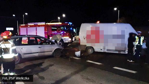 Samochd dostawczy zderzy si z osobowym na skrzyowaniu ul. Niepoomskiej i DK94