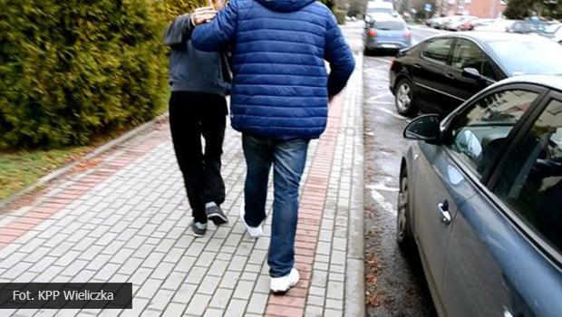 Gdw. Udawa, e chce kupi telefony po czym wyrwa je sprzedajcemu.