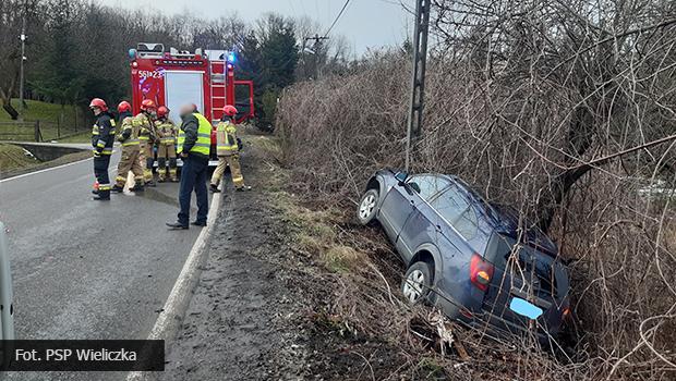 Pracowita sobota straakw. W Sierczy samochd uderzy w sup, w Wiatowicach karetka ugrzza w bocie…