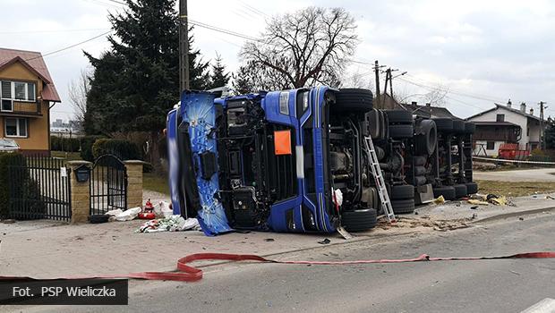 Niepoomice. Cysterna przewrcia si podczas jazdy – droga jest zablokowana.