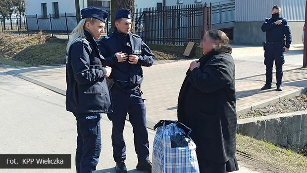 Wieliccy policjanci pomagają uchodźcom i czuwają nad ich bezpieczeństwem