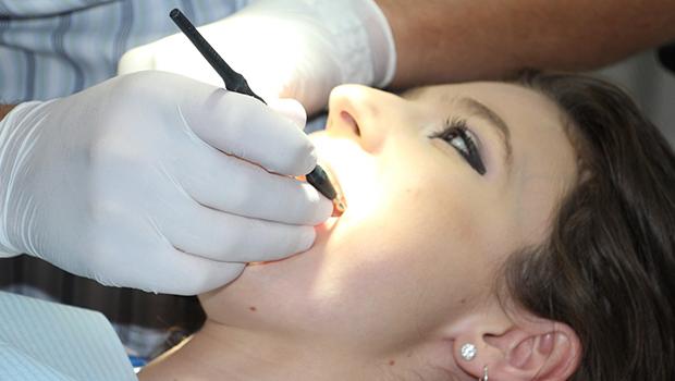 Korekcja wad zgryzu u dentysty. Na czym polega zabieg?