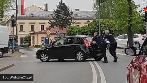Strażnicy Miejscy pomogli kierowcy któremu zepsuł się samochód w centrum Wieliczki