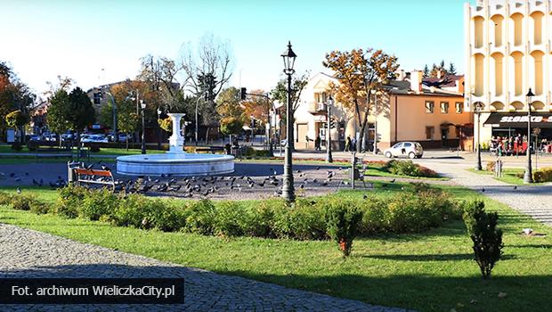 W centrum Wieliczki zadali od 73-latka pienidzy na alkohol, nastpnie przewrcili go i kopali