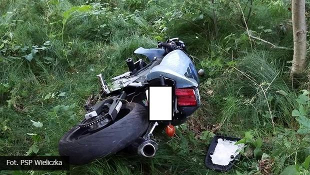 Motocyklista uderzy w drzewo – zgin na miejscu