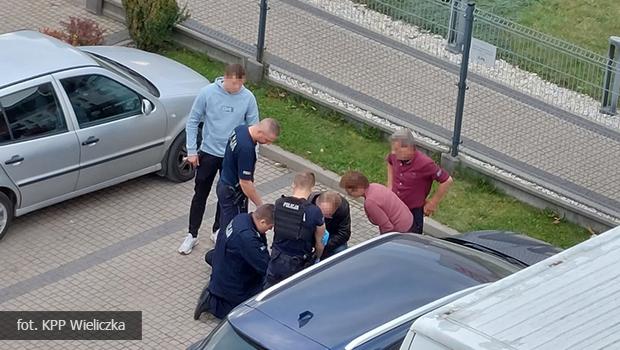 Byskawiczna pomoc medyczna policjanta z Wieliczki