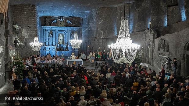 Grnicy z Kopalni Soli „Wieliczka” jako pierwsi powitali Jezusa 101 m pod ziemi