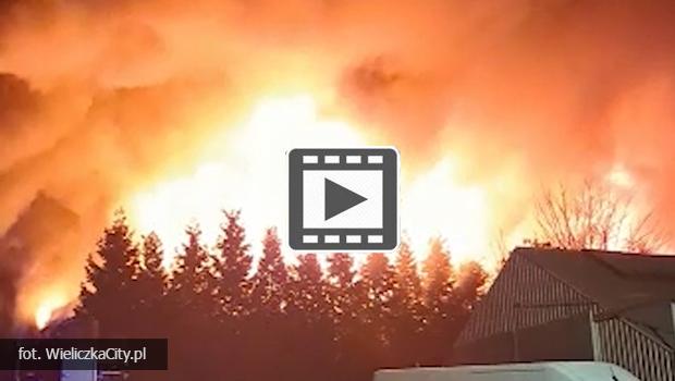 Pożar w Wieliczce – płonie hala [film i zdjęcia]
