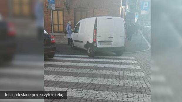 W centrum Wieliczki zaparkował na pasach utrudniając przy okazji przejście chodnikiem