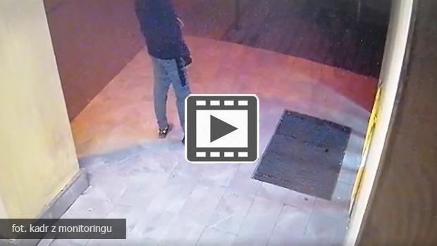 Kung Fu Wieliczka. Walczy w nocy z drzwiami w centrum miasta. [zobacz nagranie]