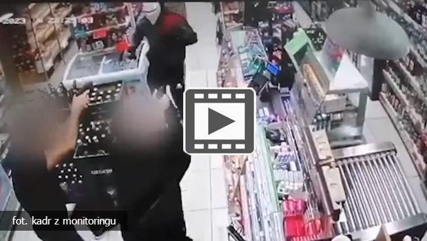 Wieliczka. Policjanci wpadli do sklepu, gdy 17-latek z siekier dokonywa napadu [zobacz nagranie]