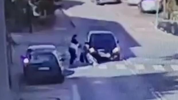 Wjechaa autem w wzek z dzieckiem i matk na pasach w centrum Wieliczki [zobacz nagranie]