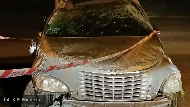 W ledziejowicach pijany 42-latek straci panowanie nad pojazdem, wjecha w ogrodzenie i dachowa