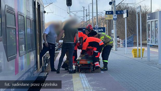 Straci przytomno w pocigu do Wieliczki – interwenioway suby ratunkowe