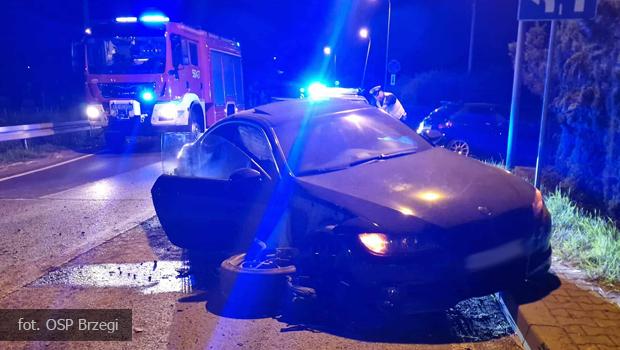 Kokotw. Rozpdzone BMW uderzyo w barierki.